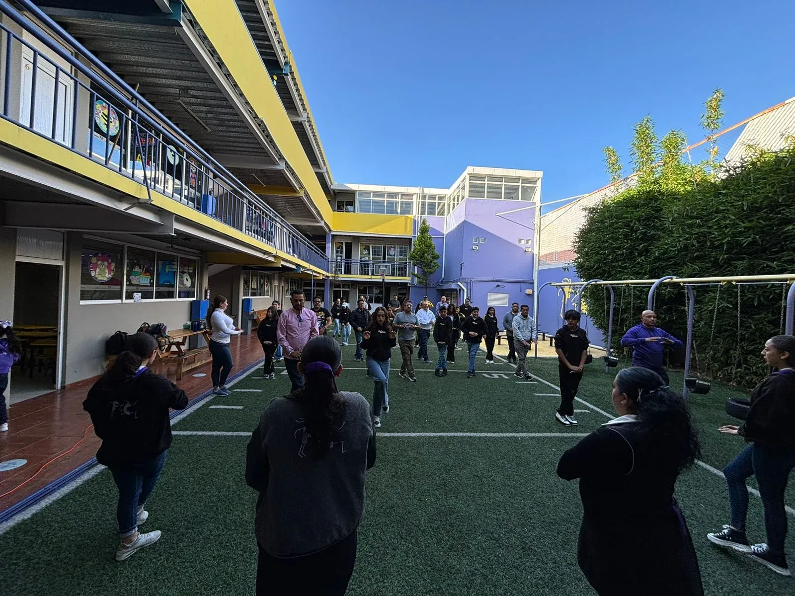Patio y edificios de First College