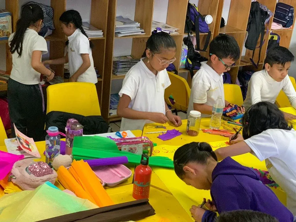 Alumnos de primaria trabajando en un proyecto creativo