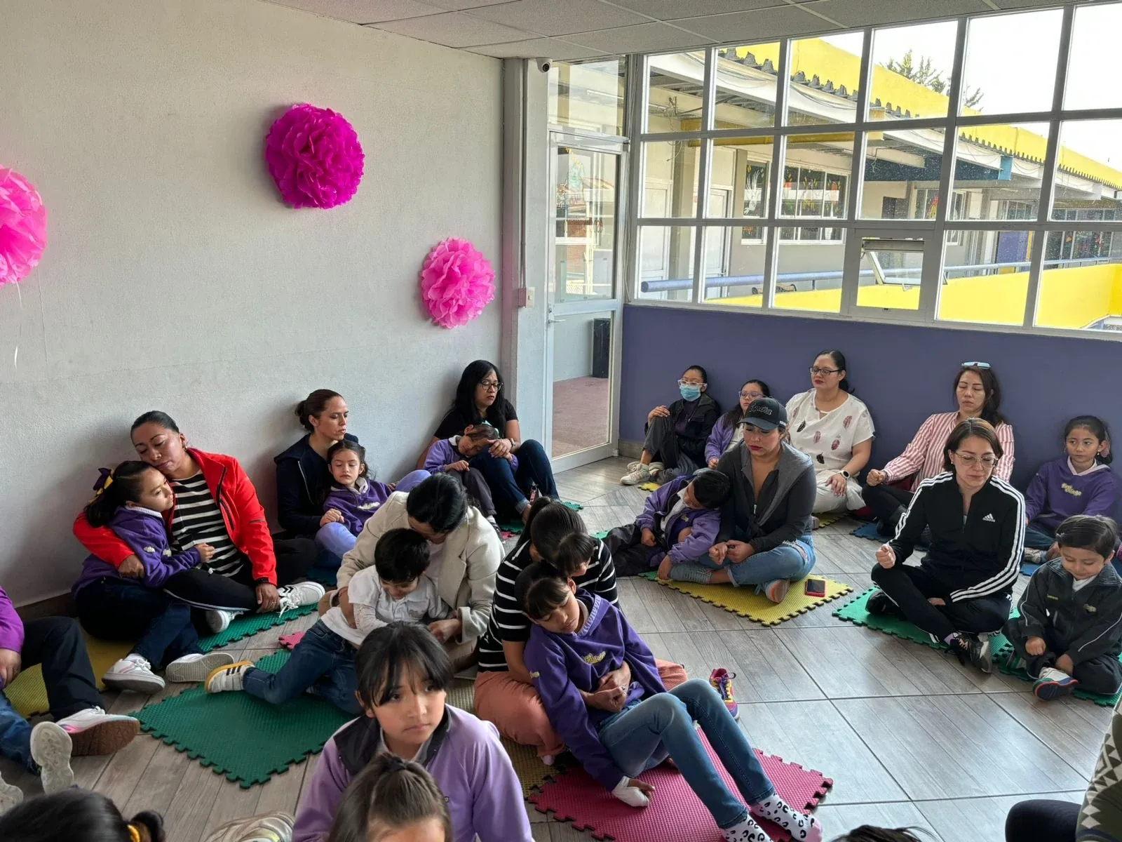 Familias reunidas en una actividad del colegio