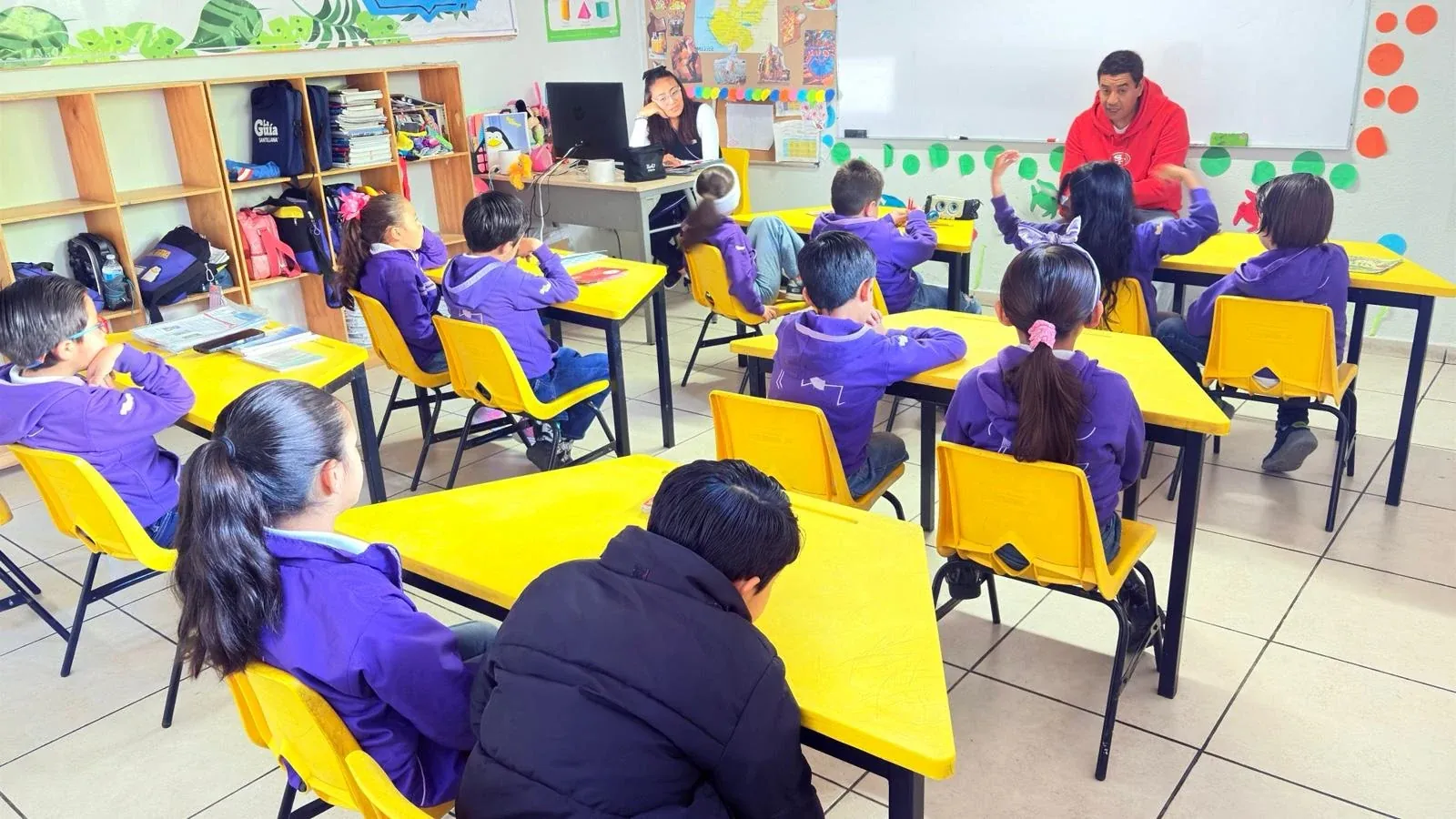 Alumnos participando en una actividad de aprendizaje en su salón