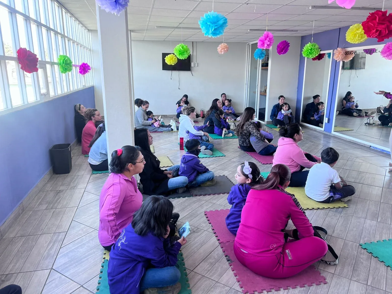 Comunidad escolar reunida en una actividad de bienestar y atención plena