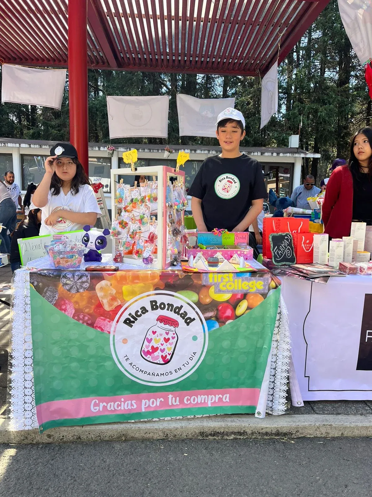 Celebración de tradiciones con familias del colegio